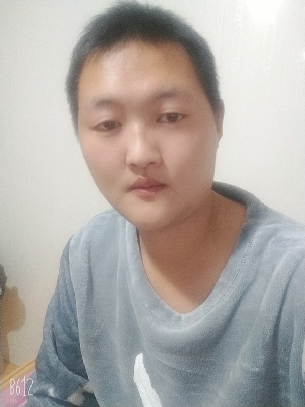 烟圈里透着伤的第二张照片--大安中老年相亲网
